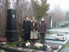 PhDr. Friedlov, PhDr. Prudk a Mgr. Gajdokov u hrobu Frantika Bartoe (bezen 2009)